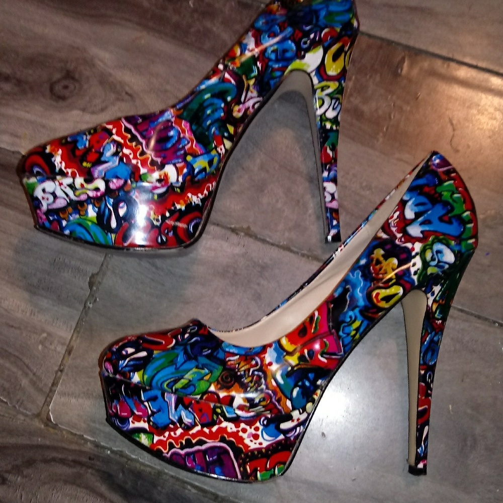 Rouge helium brand "Graffitti" style stiletto pump